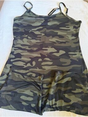 Absolutely ❤️ it! Camo shorts jumper size 1X